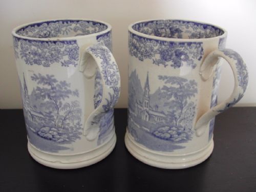 A PAIR OF ENGLISH POTTERY BLUE AND WHITE TRANSFER PRINT QUART TANKARDS CIRCA 1830 - ADDITIONAL PHOTO 2