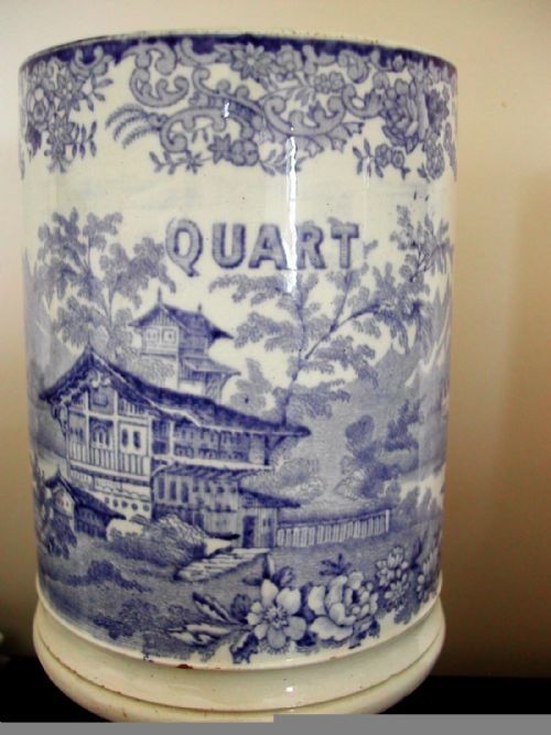 A PAIR OF ENGLISH POTTERY BLUE AND WHITE TRANSFER PRINT QUART TANKARDS CIRCA 1830 - ADDITIONAL PHOTO 4