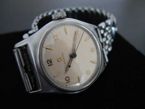 OMEGA CENTRE SECONDS WATCH MODEL 40443 FITTED WITH THE OMEGA 234 CALIBRE MOVEMENT CIRCA 1944 - ADDITIONAL PHOTO 1