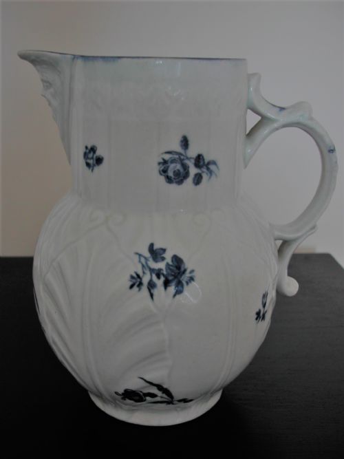 A FINE EARLY WORCESTER BLUE AND WHITE LEAF MOULDED JUG CIRCA 1770 - ADDITIONAL PHOTO 1