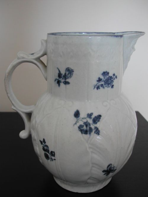 A FINE EARLY WORCESTER BLUE AND WHITE LEAF MOULDED JUG CIRCA 1770 - ADDITIONAL PHOTO 2