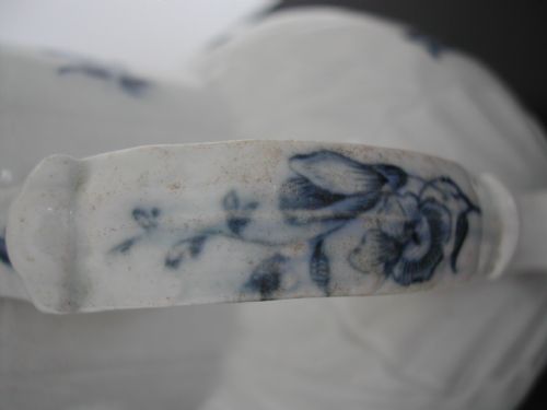 A FINE EARLY WORCESTER BLUE AND WHITE LEAF MOULDED JUG CIRCA 1770 - ADDITIONAL PHOTO 3