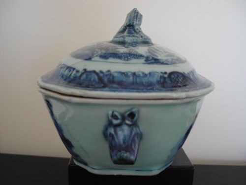 CHINESE BLUE AND WHITE SAUCE TUREEN WITH ANIMAL HEAD HANDLES CIRCA 1750 - ADDITIONAL PHOTO 1