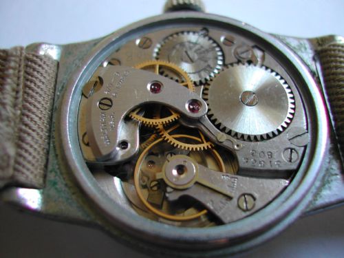 WW2 WALTHAM A11 US ARMY ISSUED PILOTS WATCH IN SCREW FRONT AND BACK CASE CIRCA 1945 - ADDITIONAL PHOTO 10