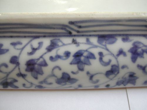 JAPANESE ARITA RECTANGULAR DISH DECORATED IN UNDERGLAZE BLUE RED GOLD AND GREEN CIRCA 1680 - ADDITIONAL PHOTO 4