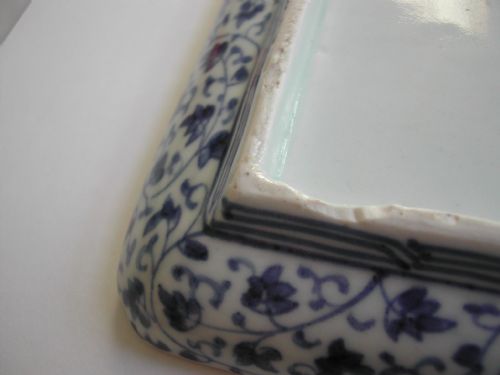 JAPANESE ARITA RECTANGULAR DISH DECORATED IN UNDERGLAZE BLUE RED GOLD AND GREEN CIRCA 1680 - ADDITIONAL PHOTO 5