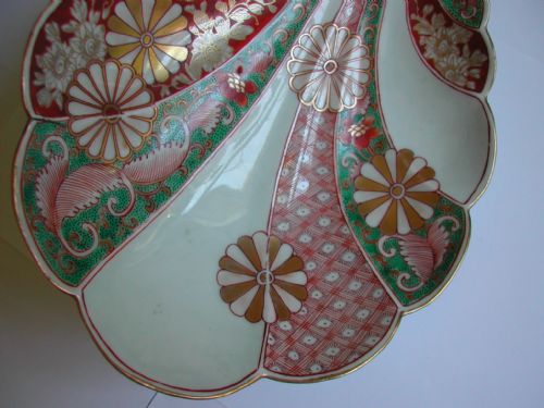 JAPANESE IMARI SCALLOPED SHAPED SERVING DISH DATING TO THE FIRST QUARTER 18TH CENTURY - ADDITIONAL PHOTO 1