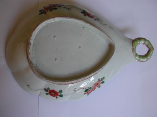 JAPANESE IMARI SCALLOPED SHAPED SERVING DISH DATING TO THE FIRST QUARTER 18TH CENTURY - ADDITIONAL PHOTO 3