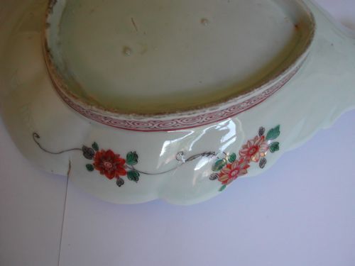 JAPANESE IMARI SCALLOPED SHAPED SERVING DISH DATING TO THE FIRST QUARTER 18TH CENTURY - ADDITIONAL PHOTO 4