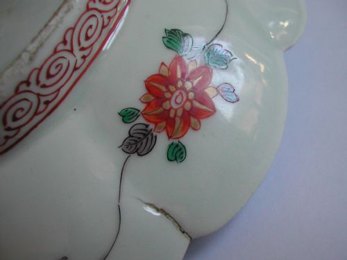 JAPANESE IMARI SCALLOPED SHAPED SERVING DISH DATING TO THE FIRST QUARTER 18TH CENTURY - ADDITIONAL PHOTO 5
