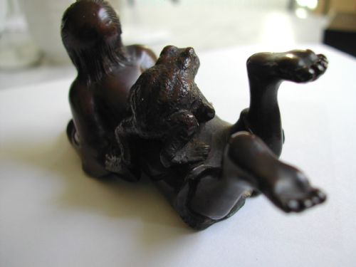 JAPANESE BRONZE OKIMONO OF A RECLINING YOUNG MAN WITH A TOAD SEATED ON HIS BACK DATING TO THE MEIJI PERIOD - ADDITIONAL PHOTO 1