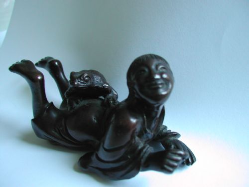 JAPANESE BRONZE OKIMONO OF A RECLINING YOUNG MAN WITH A TOAD SEATED ON HIS BACK DATING TO THE MEIJI PERIOD - ADDITIONAL PHOTO 2