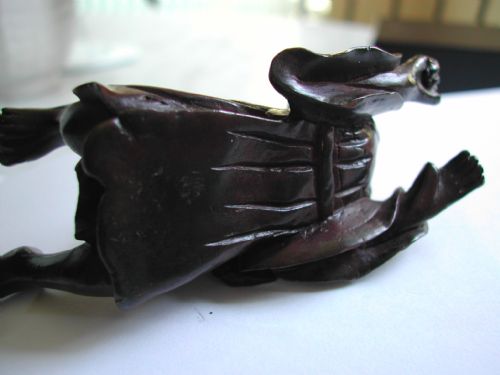 JAPANESE BRONZE OKIMONO OF A RECLINING YOUNG MAN WITH A TOAD SEATED ON HIS BACK DATING TO THE MEIJI PERIOD - ADDITIONAL PHOTO 3