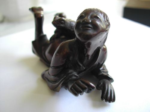 JAPANESE BRONZE OKIMONO OF A RECLINING YOUNG MAN WITH A TOAD SEATED ON HIS BACK DATING TO THE MEIJI PERIOD - ADDITIONAL PHOTO 4
