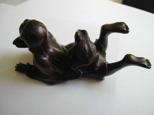 JAPANESE BRONZE OKIMONO OF A RECLINING YOUNG MAN WITH A TOAD SEATED ON HIS BACK DATING TO THE MEIJI PERIOD - ADDITIONAL PHOTO 5