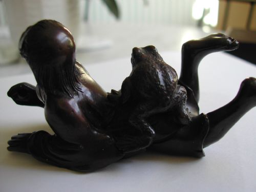JAPANESE BRONZE OKIMONO OF A RECLINING YOUNG MAN WITH A TOAD SEATED ON HIS BACK DATING TO THE MEIJI PERIOD - ADDITIONAL PHOTO 7