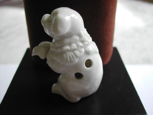 JAPANESE HIRADO PORCELAIN NOVELTY NETSUKE OF A SEATED PUPPY DATING TO THE MEIJI PERIOD - ADDITIONAL PHOTO 1