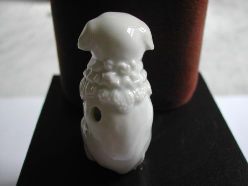 JAPANESE HIRADO PORCELAIN NOVELTY NETSUKE OF A SEATED PUPPY DATING TO THE MEIJI PERIOD - ADDITIONAL PHOTO 2
