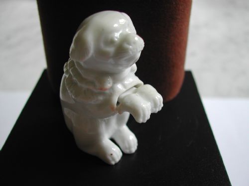 JAPANESE HIRADO PORCELAIN NOVELTY NETSUKE OF A SEATED PUPPY DATING TO THE MEIJI PERIOD - ADDITIONAL PHOTO 3