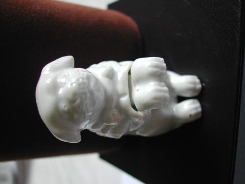 JAPANESE HIRADO PORCELAIN NOVELTY NETSUKE OF A SEATED PUPPY DATING TO THE MEIJI PERIOD - ADDITIONAL PHOTO 4