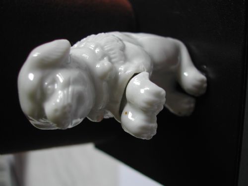 JAPANESE HIRADO PORCELAIN NOVELTY NETSUKE OF A SEATED PUPPY DATING TO THE MEIJI PERIOD - ADDITIONAL PHOTO 5