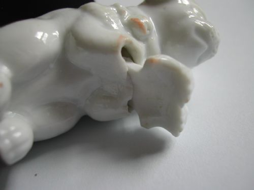 JAPANESE HIRADO PORCELAIN NOVELTY NETSUKE OF A SEATED PUPPY DATING TO THE MEIJI PERIOD - ADDITIONAL PHOTO 7