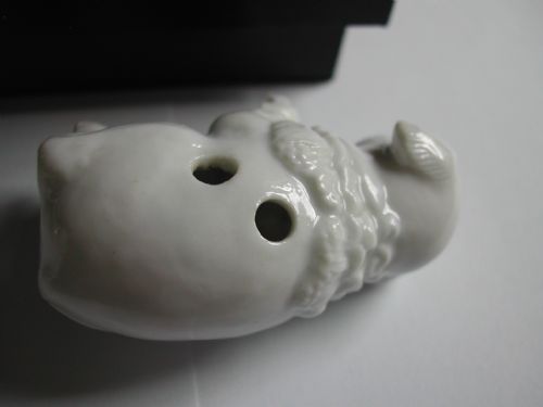 JAPANESE HIRADO PORCELAIN NOVELTY NETSUKE OF A SEATED PUPPY DATING TO THE MEIJI PERIOD - ADDITIONAL PHOTO 8