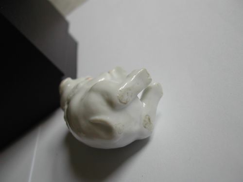 JAPANESE HIRADO PORCELAIN NOVELTY NETSUKE OF A SEATED PUPPY DATING TO THE MEIJI PERIOD - ADDITIONAL PHOTO 9