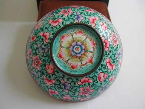 chinese canton enamel small bowl dating to the 19th century - CATEGORY: ANTIQUE CERAMICS - DATED 19TH CENTURY