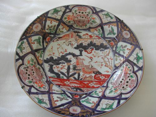 a very large japanese imari charger dating to to late 17th early 18th century - CATEGORY: ANTIQUE CERAMICS - DATED 1700
