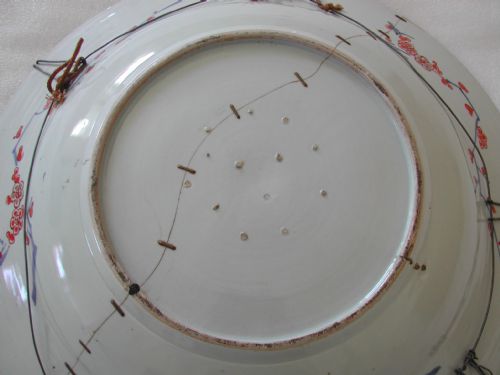 A VERY LARGE JAPANESE IMARI CHARGER DATING TO TO LATE 17TH EARLY 18TH CENTURY - ADDITIONAL PHOTO 3