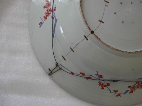 A VERY LARGE JAPANESE IMARI CHARGER DATING TO TO LATE 17TH EARLY 18TH CENTURY - ADDITIONAL PHOTO 4