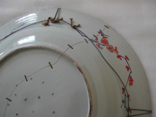 A VERY LARGE JAPANESE IMARI CHARGER DATING TO TO LATE 17TH EARLY 18TH CENTURY - ADDITIONAL PHOTO 5