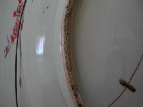 A VERY LARGE JAPANESE IMARI CHARGER DATING TO TO LATE 17TH EARLY 18TH CENTURY - ADDITIONAL PHOTO 7