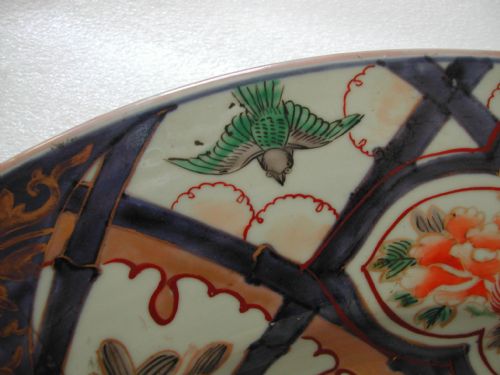 A VERY LARGE JAPANESE IMARI CHARGER DATING TO TO LATE 17TH EARLY 18TH CENTURY - ADDITIONAL PHOTO 11