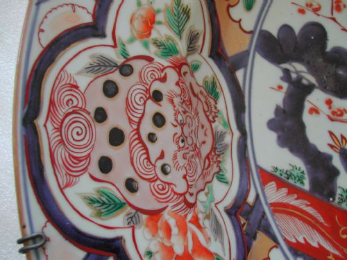A VERY LARGE JAPANESE IMARI CHARGER DATING TO TO LATE 17TH EARLY 18TH CENTURY - ADDITIONAL PHOTO 15