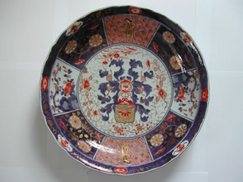 a fine rare japanese arita imari large deep armorial dish 18th century - CATEGORY: ANTIQUE CERAMICS - DATED 18TH CENTURY