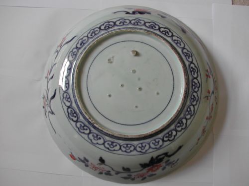 A FINE RARE JAPANESE ARITA IMARI LARGE DEEP ARMORIAL DISH 18TH CENTURY - ADDITIONAL PHOTO 1