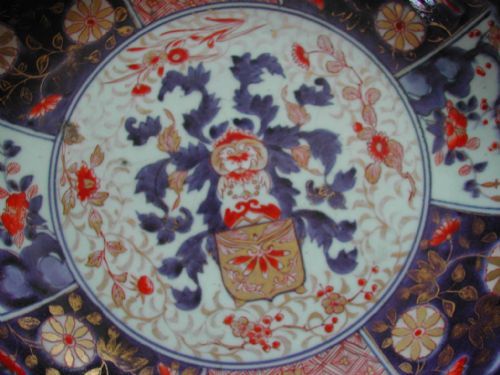 A FINE RARE JAPANESE ARITA IMARI LARGE DEEP ARMORIAL DISH 18TH CENTURY - ADDITIONAL PHOTO 2