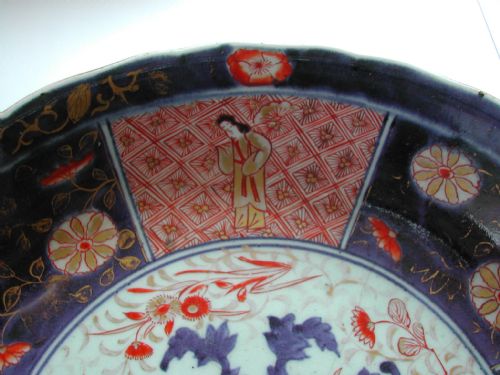 A FINE RARE JAPANESE ARITA IMARI LARGE DEEP ARMORIAL DISH 18TH CENTURY - ADDITIONAL PHOTO 3