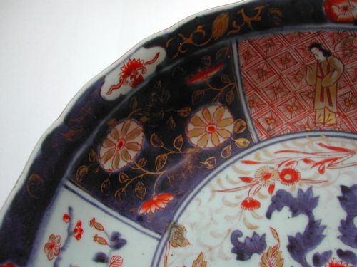 A FINE RARE JAPANESE ARITA IMARI LARGE DEEP ARMORIAL DISH 18TH CENTURY - ADDITIONAL PHOTO 4