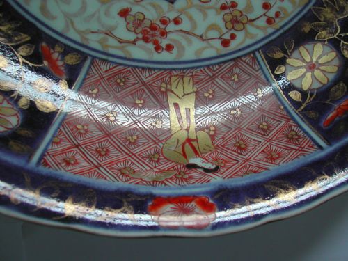 A FINE RARE JAPANESE ARITA IMARI LARGE DEEP ARMORIAL DISH 18TH CENTURY - ADDITIONAL PHOTO 5