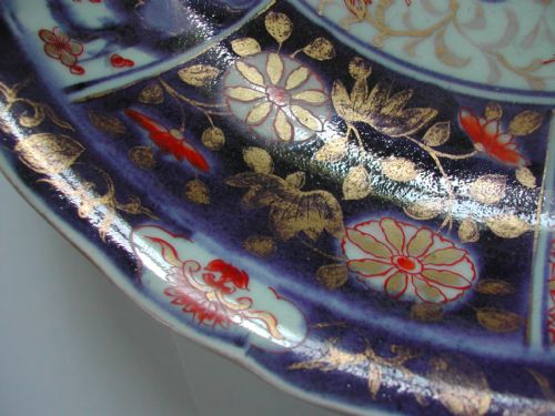 A FINE RARE JAPANESE ARITA IMARI LARGE DEEP ARMORIAL DISH 18TH CENTURY - ADDITIONAL PHOTO 8