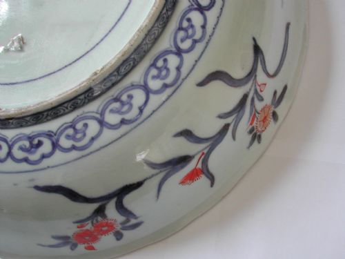 A FINE RARE JAPANESE ARITA IMARI LARGE DEEP ARMORIAL DISH 18TH CENTURY - ADDITIONAL PHOTO 9