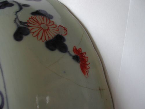 A FINE RARE JAPANESE ARITA IMARI LARGE DEEP ARMORIAL DISH 18TH CENTURY - ADDITIONAL PHOTO 12