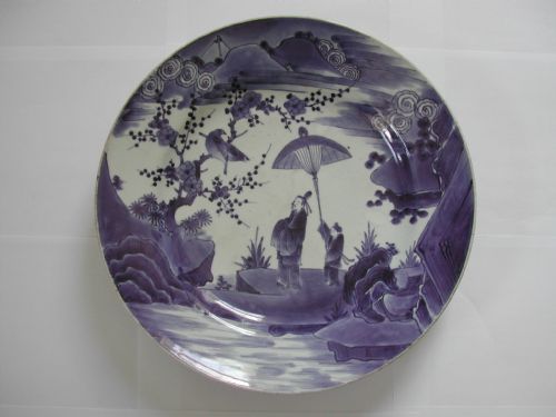 A VERY FINE ARITA KAKIEMON STYLE LARGE BLUE AND WHITE DISH DATING TO THE EARLY 18TH CENTURY - ADDITIONAL PHOTO 1
