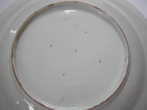 A VERY FINE ARITA KAKIEMON STYLE LARGE BLUE AND WHITE DISH DATING TO THE EARLY 18TH CENTURY - ADDITIONAL PHOTO 4