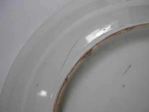 A VERY FINE ARITA KAKIEMON STYLE LARGE BLUE AND WHITE DISH DATING TO THE EARLY 18TH CENTURY - ADDITIONAL PHOTO 9