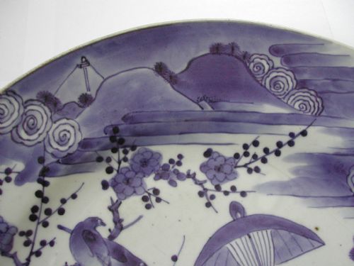 A VERY FINE ARITA KAKIEMON STYLE LARGE BLUE AND WHITE DISH DATING TO THE EARLY 18TH CENTURY - ADDITIONAL PHOTO 16