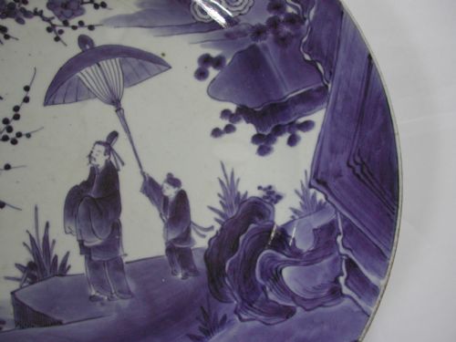 A VERY FINE ARITA KAKIEMON STYLE LARGE BLUE AND WHITE DISH DATING TO THE EARLY 18TH CENTURY - ADDITIONAL PHOTO 18